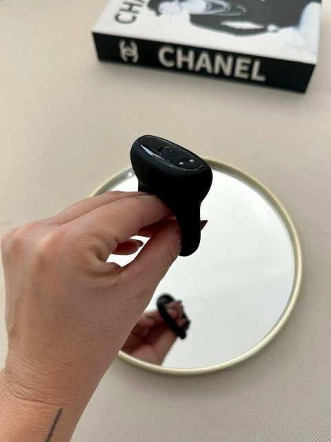 ANEL PENIANO EM SILICONE COM ESTIMULADOR CLITORIANO RECARREGÁVEL