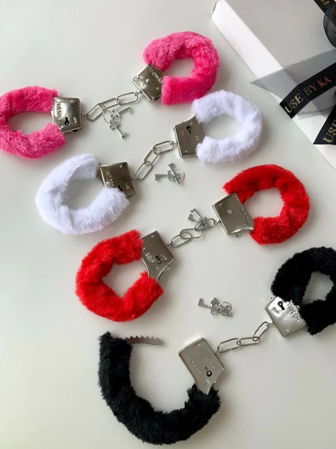 ALGEMA DE METAL REVESTIDA COM PELÚCIA