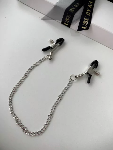 GRAMPO PARA SEIOS COM CORRENTE