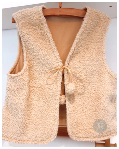 Chalequito Teddy con pompones en internet