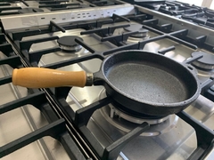 PROVOLETERA DE HIERRO ENLOZADA N°6 CON MANGO - ESTILO XXI - Cocinas y Campanas