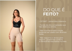 Mulher usando cinta modeladora bege de alta compressão com detalhes em cetinet, posando em fundo bege claro