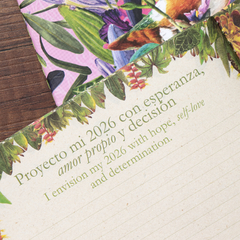 Planeador mensual 2025 Tucanes con diseño floral y un mensaje inspirador sobre el año 2026.
