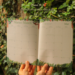 Planeador mensual 2025 Tucanes abierto mostrando el mes de marzo con espacio para escribir las actividades diarias.