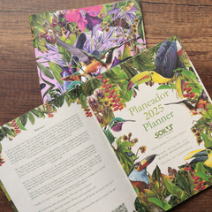 Planeador mensual 2025 con ilustraciones de tucanes y colibríes sobre fondo floral
