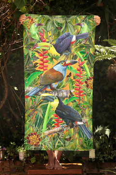 Toalla de microfibra con estampado colorido de tucanes y flores tropicales, ilustrada por artistas.