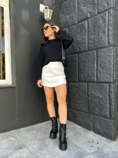 Short Saia Serena Branco na internet