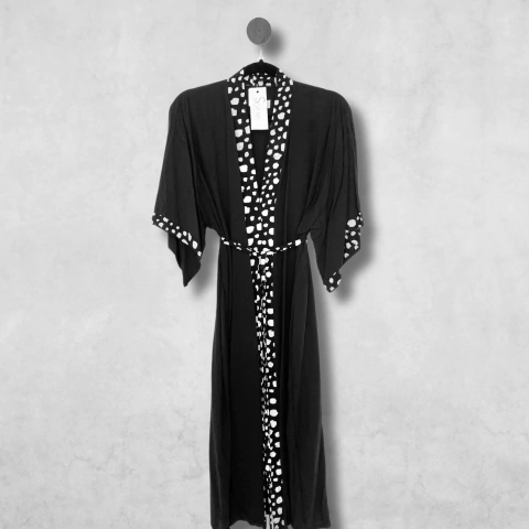 Maxi Quimono Preto Liso com Detalhes em Poá