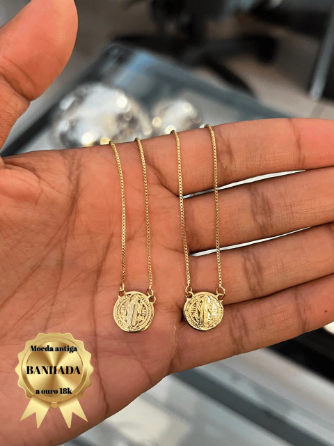 ESCAPULÁRIO SÃO BENTO COM MALHA VENEZIANA 1MM EM MOEDA ANTIGA COM 10 CAMADAS DE OURO 18K - comprar online