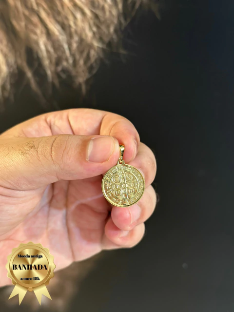 PINGENTE SÃO BENTO MÉDIO BANHADO A OURO 18K ( IDEAL PARA CORRENTES DE 2MM A 4MM ) - comprar online