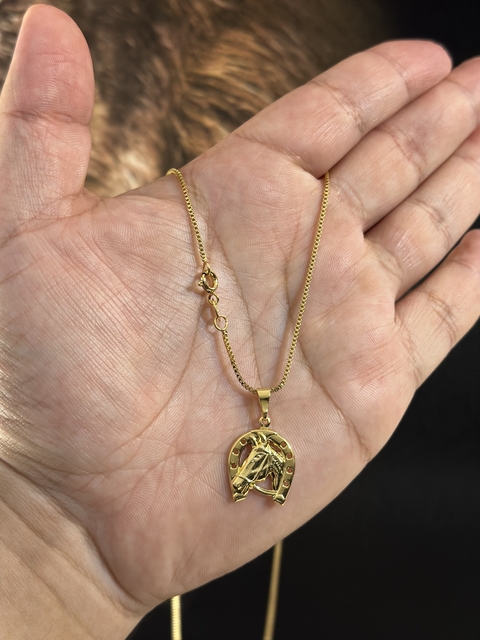 CORRENTE VENEZIANA 1MM COM PINGENTE FERRADURA BANHADA A OURO 18K