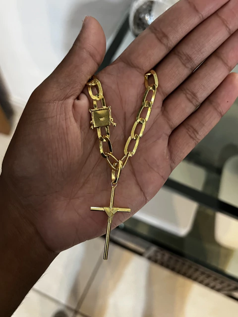 CORRENTE LAMINADA 7MM COM PINGENTE CRUZ COM MANTO M EM MOEDA ANTIGA - comprar online