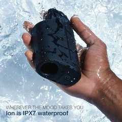 Girar para abrir Simplemente gire la parte superior, enjuague con agua y vuelva a colocar su Ion en la discreta base de almacenamiento para que se seque.