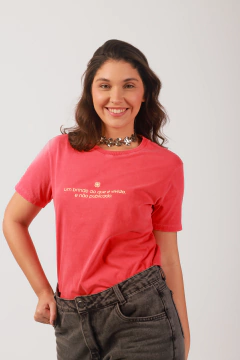 Camiseta | Um brinde ao que é vivido - Trevo Tee | Camisetas Unissex | Vista-se de significados