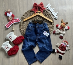 • Calça jeans rasgadinha (jeans claro)