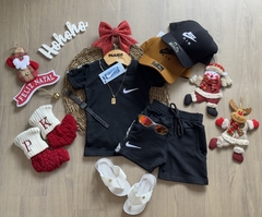 • Conjunto Nike CAMISETA + BERMUDA (preto)
