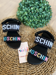• Sandália Moschino infantil na internet