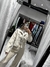 Campera beige con tachas en bolsillo en internet