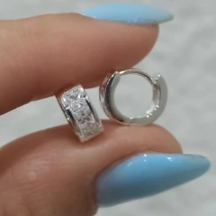 Aros huggies con strass blanco