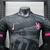 Camisa do Chelsea III 24/25 na cor preta com detalhes em rosa, modelo jogador, destacando o logo da Nike e o emblema do clube.
