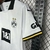 Camisa branca e preta do Borussia Dortmund III 2024/2025, com logo e detalhes em amarelo.
