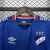 Detalhe da camisa do Nacional Uruguai II 24/25, nas cores azul e vermelha, com logotipo e gola em destaque.