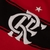Detalhe do emblema do Flamengo em uma camisa vermelha e preta, representando a equipe de futebol.