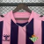 Camisa do Real Betis 25/26 nas cores rosa e roxa, com detalhes do logo da marca Hummel e do clube.