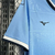 Detalhe da manga de uma camisa azul do time Lazio, com logo da Mizuno.