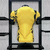 Camiseta de futebol inter de Milão amarela com detalhes em preto, vista traseira em um suporte de apresentação.