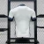Camiseta branca com detalhes em azul, vista traseira, exibida em um suporte de exibição.
