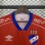 Camisa do Nacional do Uruguai 2025/2026 nas cores vermelha e azul, com detalhes em branco e logo da Umbro.