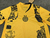 Camisa de futebol amarela do Inter de Milão com detalhes em preto e logo da Nike