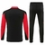 Conjunto de futebol masculino do Bayern de Munique para 2024/2025, com camisa de manga longa preta e vermelha e calça preta.