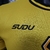 Camisa amarela do Wolverhampton com o logo "SUDU" em destaque.