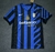 Camisa de futebol do time Inter de Milão, com listras azuis e pretas, logo da Nike e detalhes.