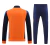 Conjunto de jaqueta e calça laranja e azul marinho da Juventus para homens, modelo 2024/2025.