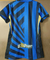 Camiseta de cor azul com listras pretas e amarelas, exibindo o logo da marca U-Power na parte inferior.