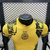 Camisa de futebol amarela da equipe Inter de Milão, com detalhes em preto e o logo da Nike.