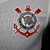 Logotipo do Corinthians em destaque na camisa branca e preta da temporada 2024/2025 para jogadores.