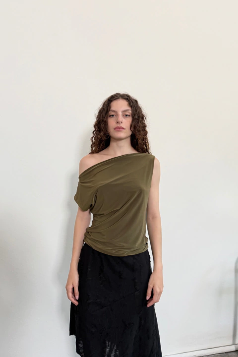 REMERA ASIMÉTRICA VERDE MILITAR