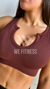 Primer plano de un top marrón con efecto push up y textura acanalada, ideal para tus entrenamientos.
