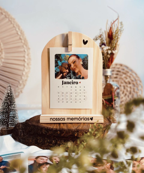 Calendário De Mesa Personalizado (Com Base De Madeira)
