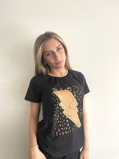 Remera Rayo print cuello tejido - comprar online