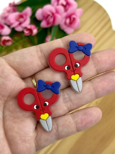 APLIQUE EMBORRACHADO ESCOLAR TESOURA VERMELHO - EMB410 - 2 UNIDADES