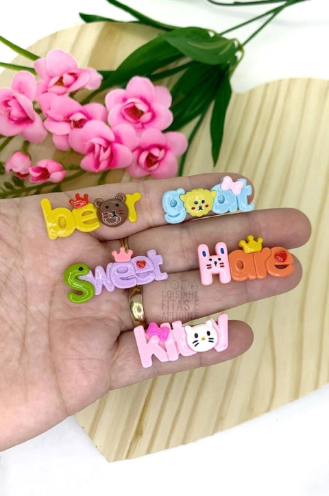 APLIQUE RESINA PLAQUINHA - RSN73 - 3 UNIDADES SORTIDAS