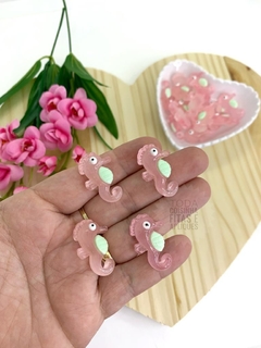 APLIQUE RESINA PEIXINHO(CAVALO MARINHO) ROSA BEBÊ BRILHA NO ESCURO - 2 UNIDADES