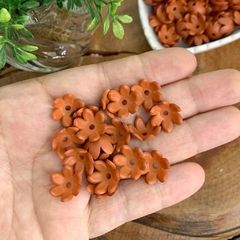 APLIQUE ACRÍLICO FLOR COM FURO P - MARROM - 20 UNIDADES