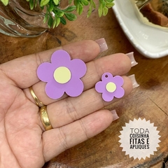 APLIQUE ACRÍLICO FLOR MAIS PINGENTE M - CONJUNTO - Toda Coisinha Fitas e Apliques