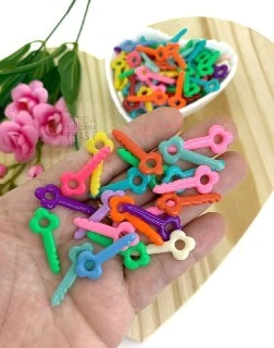 PINGENTE PARA PULSEIRA CHAVE COLORIDA - 20 GRAMAS